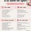 Femme souriante à la salle de sport, prête à commencer un entraînement adapté.
