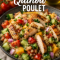 Salade de quinoa au poulet avec des légumes colorés