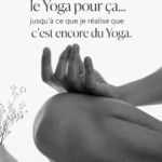Femme pratiquant le yoga dans un cadre calme et relaxant