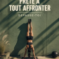 Une femme souriante préparant ses affaires pour une journée bien remplie.