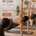 Femme pratiquant le yoga chez elle, représentant une formation de professeur de yoga en ligne.