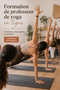 Femme pratiquant le yoga chez elle, représentant une formation de professeur de yoga en ligne.