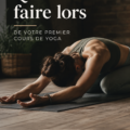 Une femme pratiquant le yoga dans un studio lumineux, illustrant l'expérience d'un premier cours.