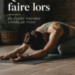 Une femme pratiquant le yoga dans un studio lumineux, illustrant l'expérience d'un premier cours.