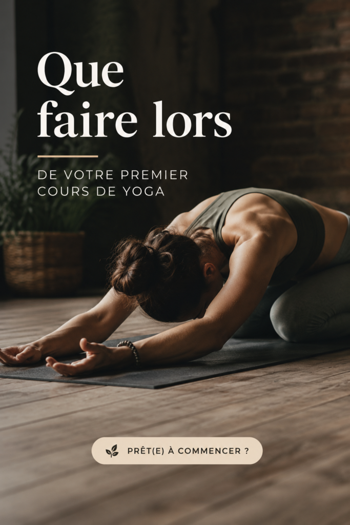 Une femme pratiquant le yoga dans un studio lumineux, illustrant l'expérience d'un premier cours.