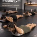 Femme pratiquant le yoga dans un espace confortable à domicile