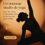 Séance de yoga disco dans un studio moderne de Mile-End, ambiance festive.