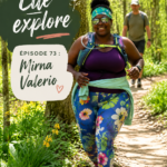 Une femme souriante partageant une expérience inspirante avec un groupe
