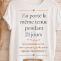 Une femme souriante portant une tenue stylée issue de sa garde-robe capsule, entourée de vêtements organisés.