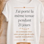 Une femme souriante portant une tenue stylée issue de sa garde-robe capsule, entourée de vêtements organisés.