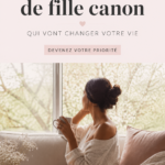 Femme heureuse en train de méditer dans un parc, inspirant des habitudes saines.