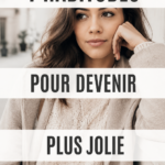 Femme appliquant une crème hydratante sur son visage dans un cadre chaleureux.