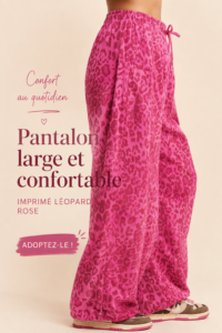 Pantalon large en léopard rose sur un fond neutre, parfait pour un look boho.