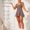 Robe Tie-Breaker™ portée par un mannequin, mettant en avant son design élégant.