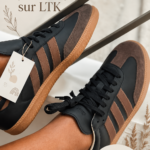 Femme consultant LTK sur son smartphone pour composer un look tendance.