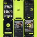Femme utilisant une application de fitness sur son téléphone dans un parc