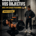 Femme souriante avec un coach personnel dans une salle de sport, travaillant ensemble sur des objectifs fitness.