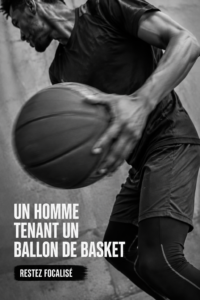 Femme portant un basketball, symbole d'un style de vie actif et dynamique.