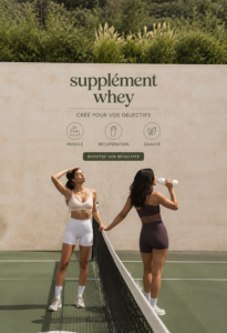 Bol rempli de poudre de whey et de fruits frais sur une table en bois.