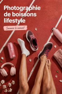 Une belle sélection de boissons lifestyle colorées et rafraîchissantes sur une table en été