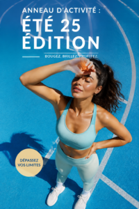 Femme faisant du yoga sur la plage au coucher de soleil, illustrant une activité physique estivale.