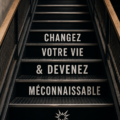 Femme souriante admirant son reflet dans un miroir, symbolisant une transformation personnelle positive.