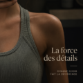 Femme souriante entourée de beaux détails dans son quotidien.