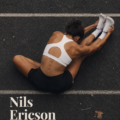 Nils Ericson, photographe commercial au travail, capturant une scène dynamique