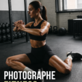 Une femme faisant du fitness et étant photographiée dans un studio lumineux