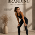 Femme en tenue de sport souriante pendant une séance photo fitness, capturant son enthousiasme pour le sport.