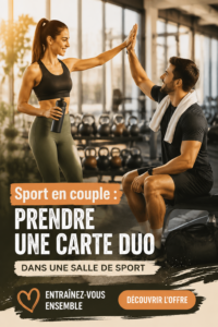 Couple s'entraînant ensemble à la salle de sport avec les équipements.