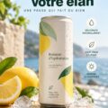 Une boisson hydratante colorée dans un verre avec des fruits frais