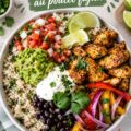 Un burrito bowl au poulet façon fajita, riche en couleurs et en saveurs.