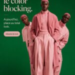 Look vibrant avec des vêtements colorés illustrant la tendance du color drenching