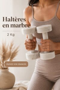 Haltères en marbre élégants sur un fond neutre, idéaux pour un workout à domicile.