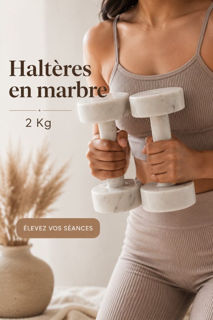 Haltères en marbre élégants sur un fond neutre, idéaux pour un workout à domicile.