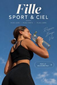 Femme faisant du jogging en extérieur, illustrant l'intégration du sport au quotidien.