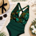 Maillot de bain élégant avec volants sur une plage ensoleillée.