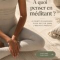 Femme méditant dans un espace tranquille, entourée de plantes, en pleine concentration sur l'instant présent.