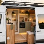 Mercedes Sprinter au style Japandi garé en pleine nature, prêt pour une aventure.