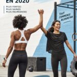 Femme utilisant une Apple Watch pour suivre ses progrès fitness au parc