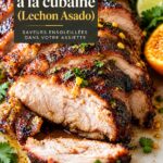 Rôti de porc cubain moelleux servi avec des accompagnements colorés.
