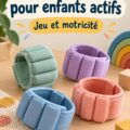 Femme à la plage portant des bangles colorés, accessoire d'été tendance