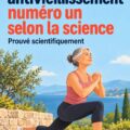 Femme en train de faire un exercice anti-âge dans un parc