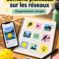 Une femme souriante utilisant un ordinateur pour planifier ses publications de pickleball sur les réseaux sociaux.