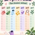 Femme regardant une checklist d'entraînement sur 7 jours dans un carnet